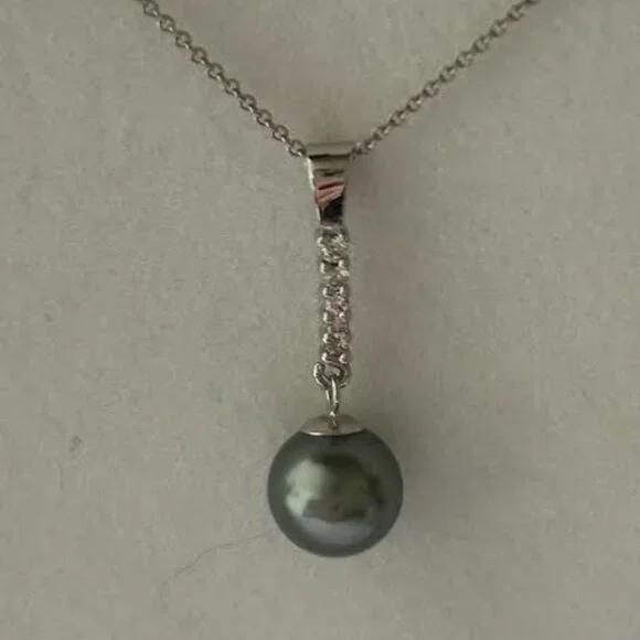 Gorgeous 14kwg, Diamond & Tahitian Pearl Necklace & Earrings